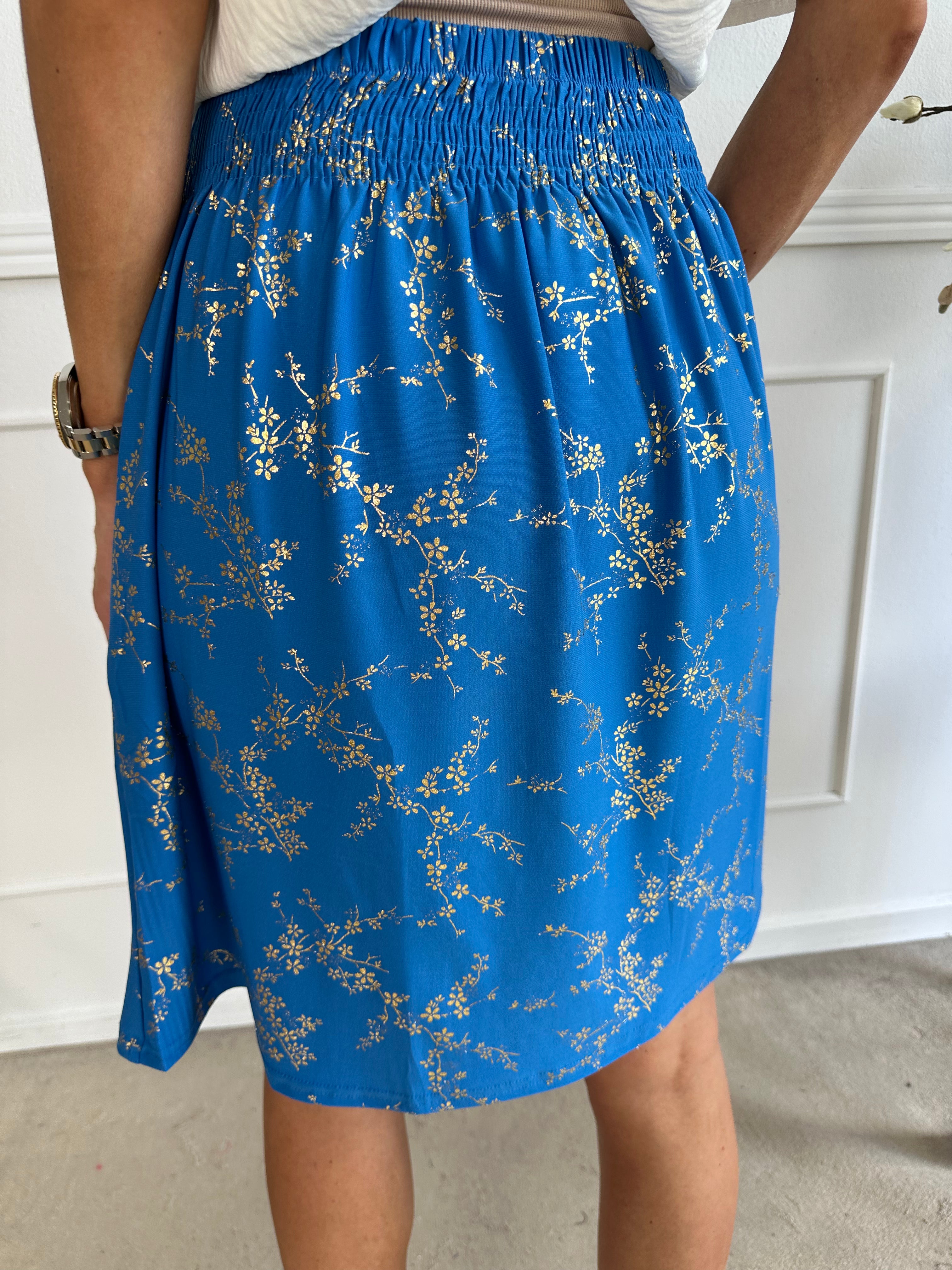 Pams Gold Short Skirt - Kort kjol i stretchigt tyg med fickor